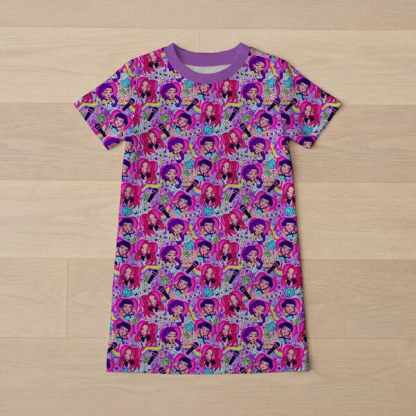 kpophuntrix-girls-tee-dress-fr Kpop Demon Hunters girls' t-shirt dress with all-over print featuring chibi-style Rumi, Zoey, and Mira characters with rainbows, microphones, and colorful accents on a purple-pink background